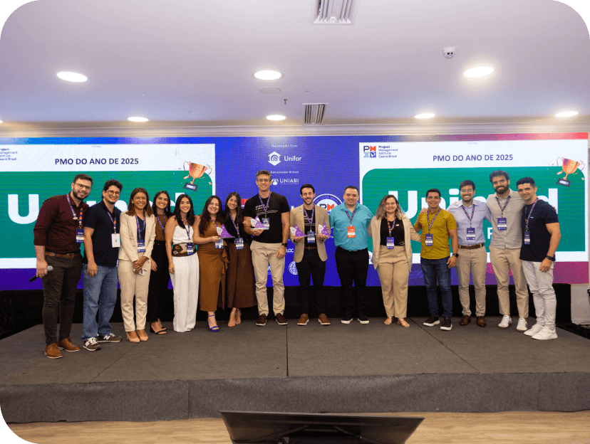Pessoas reunidas em cima de um palco