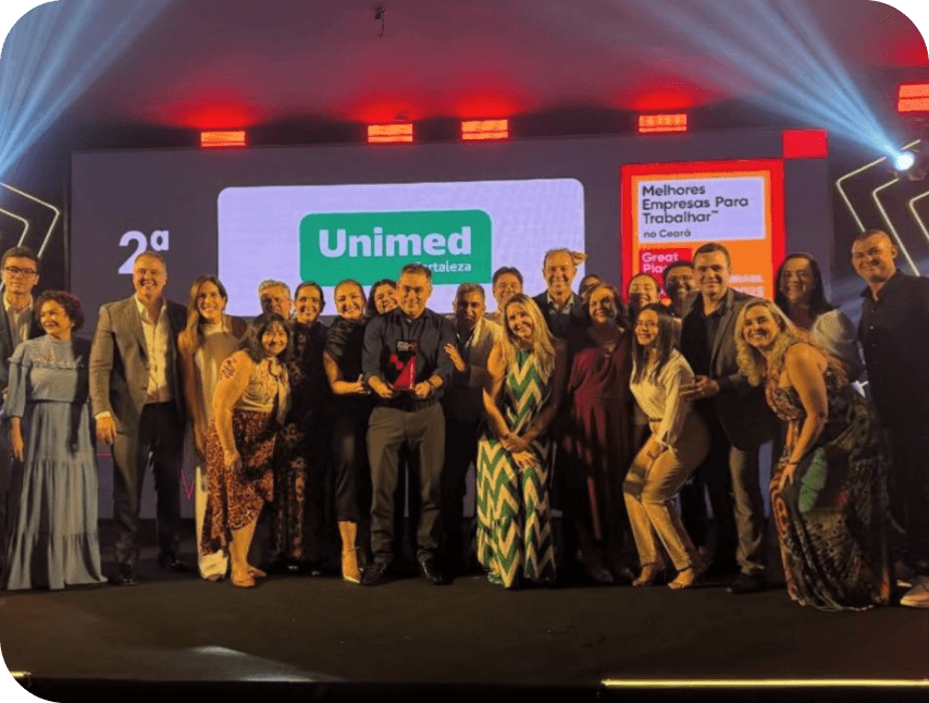 Pessoas sorrindo recebdno o pr�mio