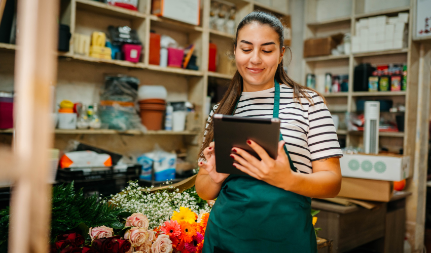 Empresaria utilizando inteligencia artificial