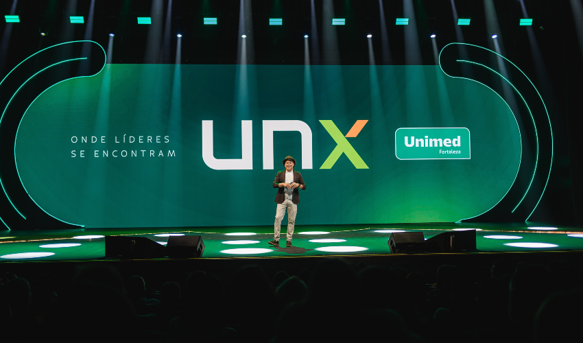 Apresentador no palco do UNX