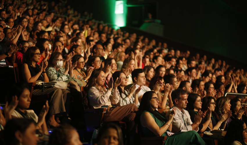 P�blico assistindo palestras no UNX