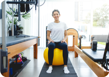 mulher sentada em uma bola de pilates.