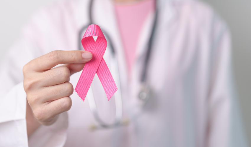 Médica representando outubro rosa